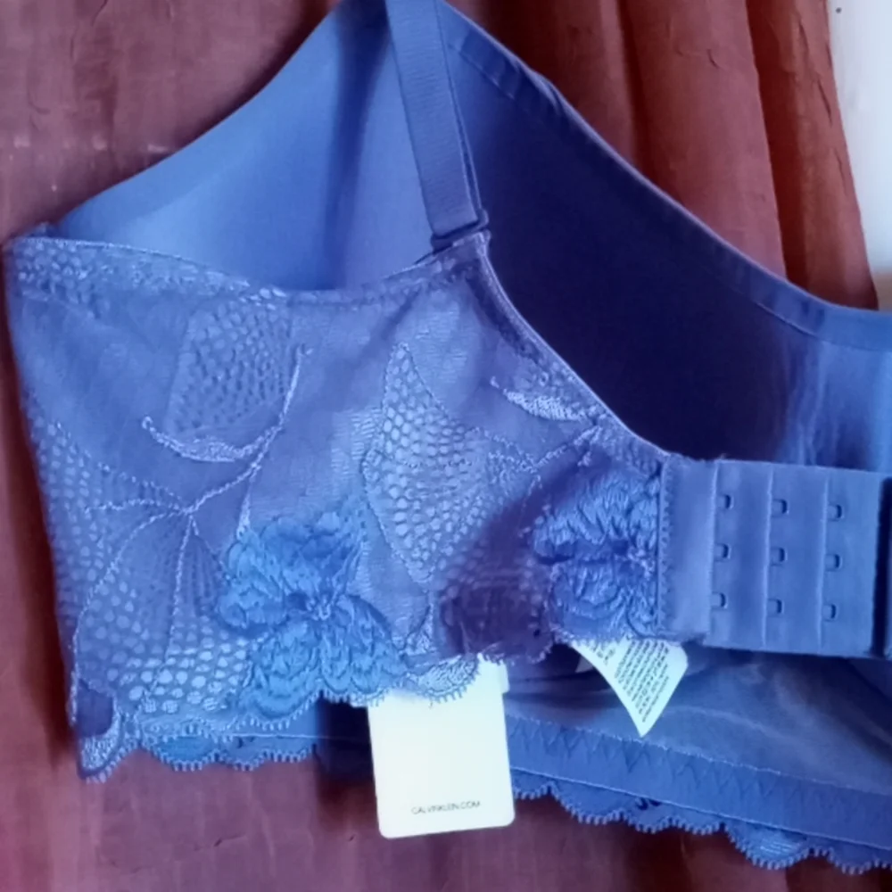 •Wirefree Two-Way Convertible Calvin Klein Bralet - Picture 6 of 13